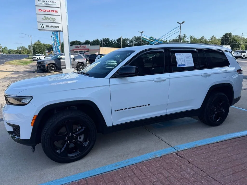 Used 2023 White Jeep Altitude image 4