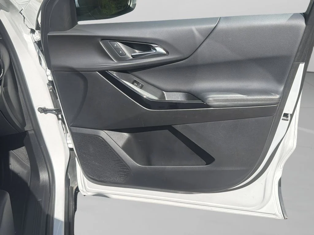 Used 2025 White Chevrolet LT image 29