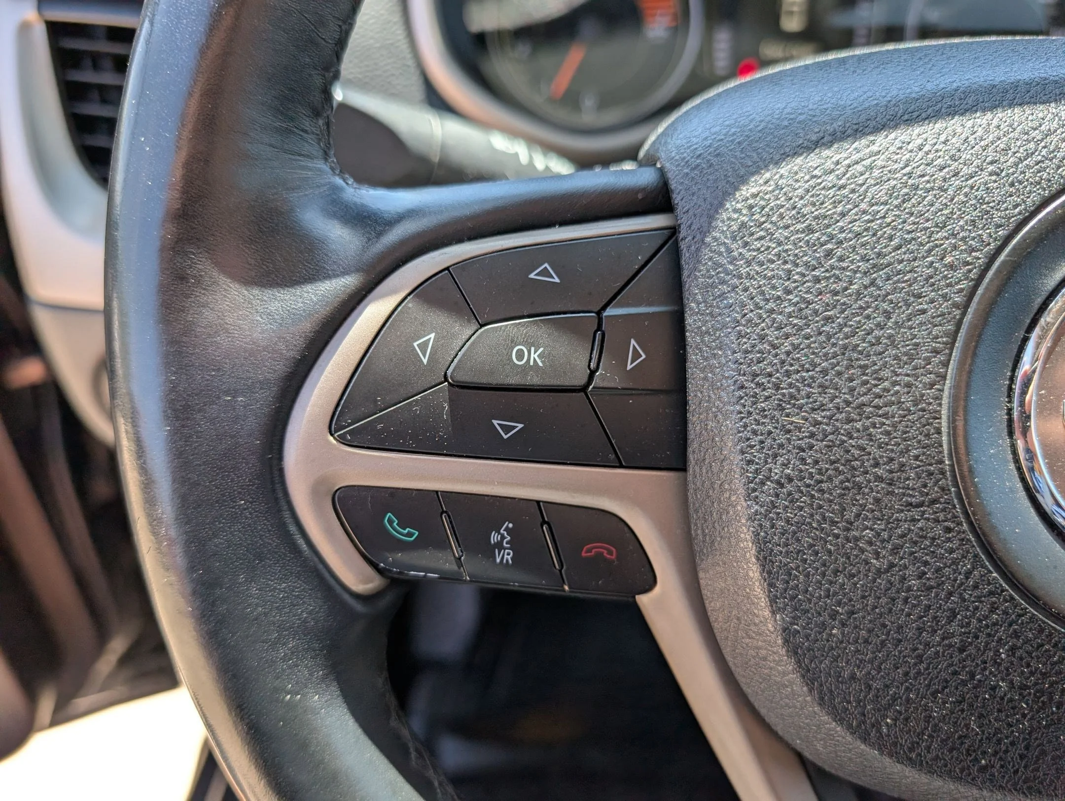 Used 2017 Granite Crystal Metallic Clearcoat Jeep Latitude image 16