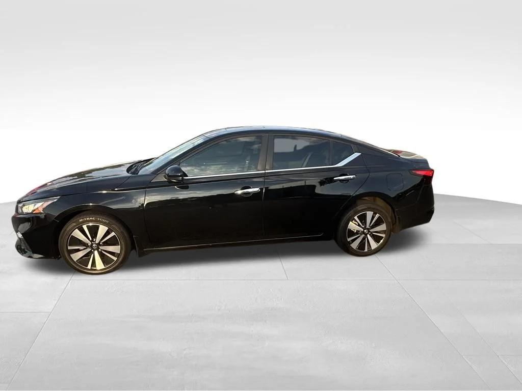 Used 2022 Black Nissan 2.5 SV image 2