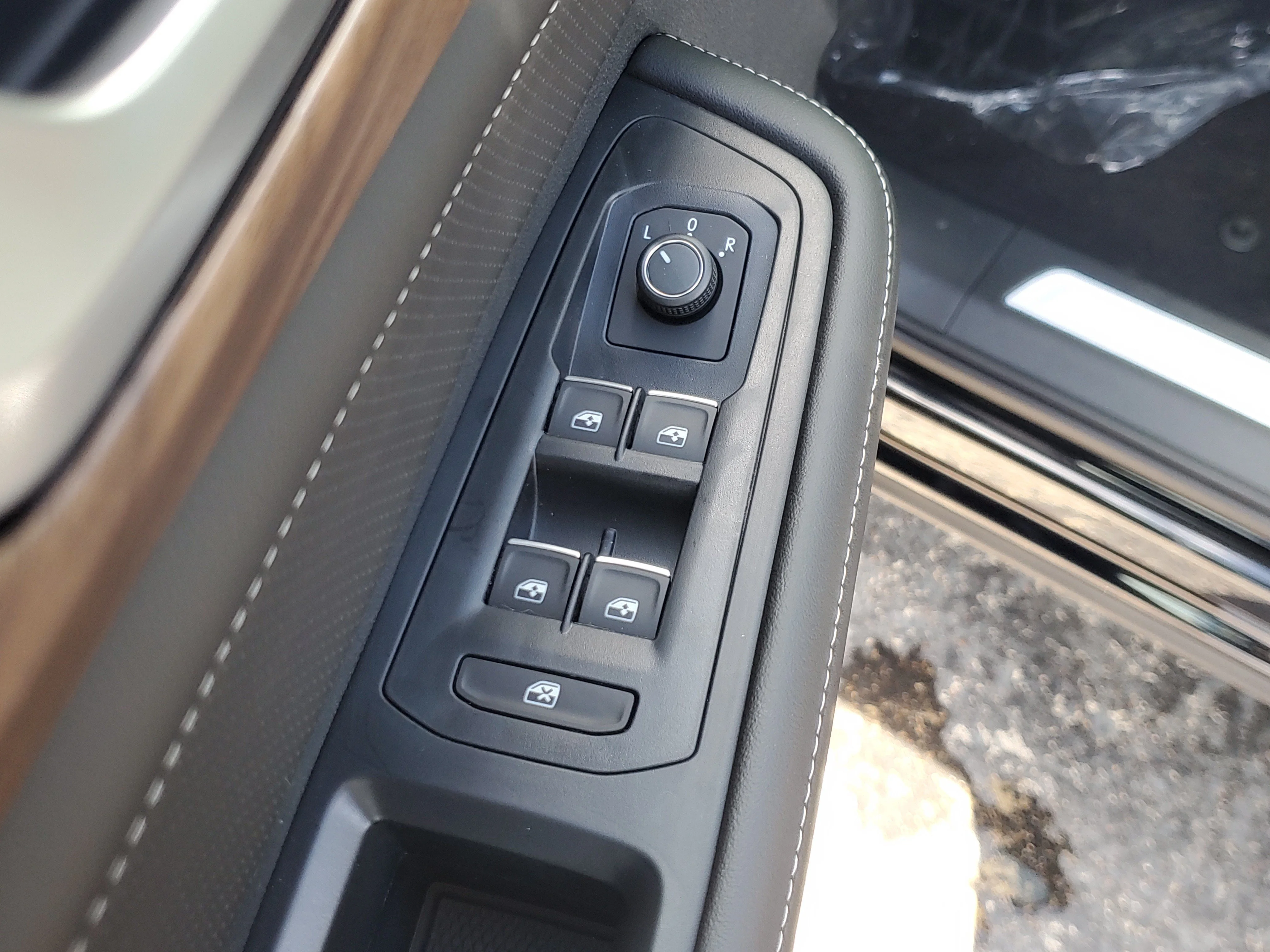 New 2026 Black Volkswagen 2.0T SE w/Technology image 18
