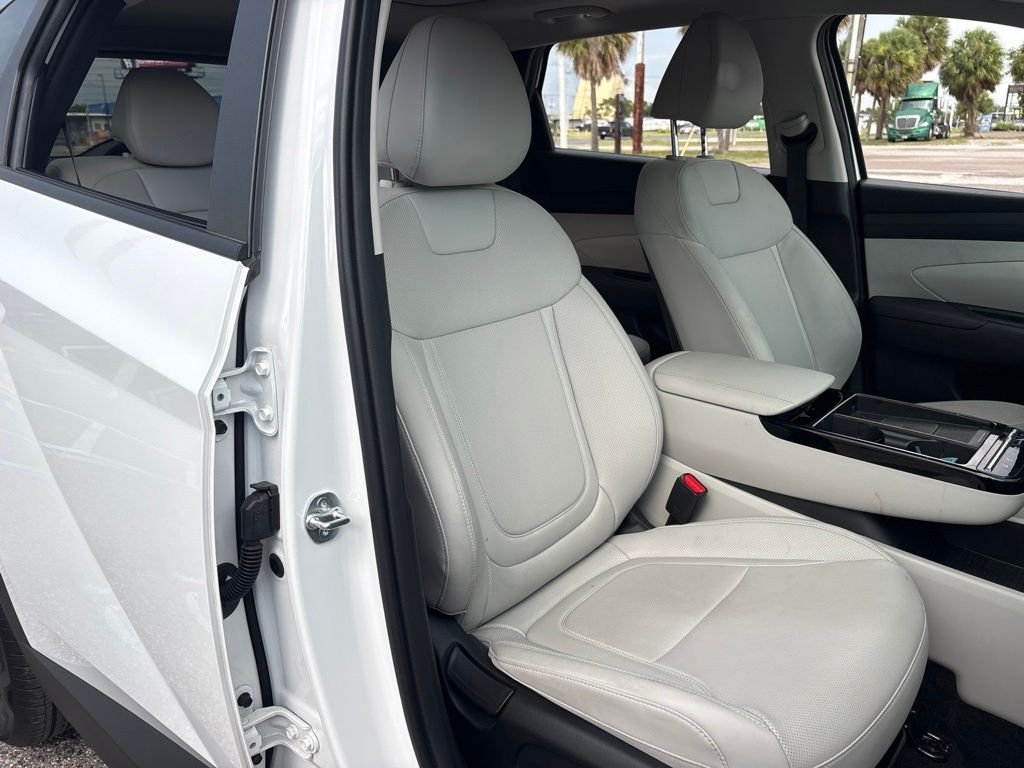 Used 2025 White Hyundai SEL Convenience image 17