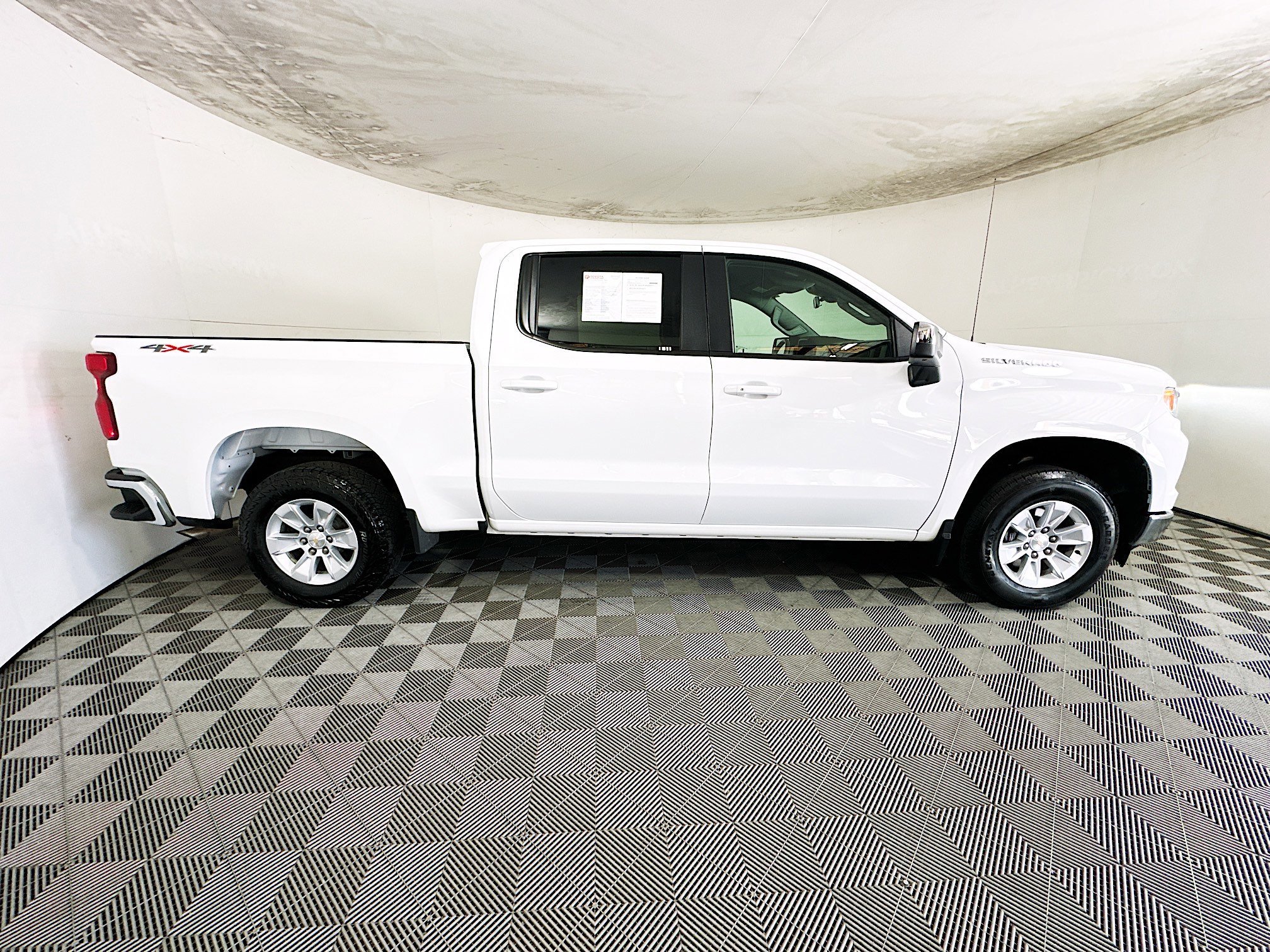 2025 Chevrolet Silverado thumbnail 4