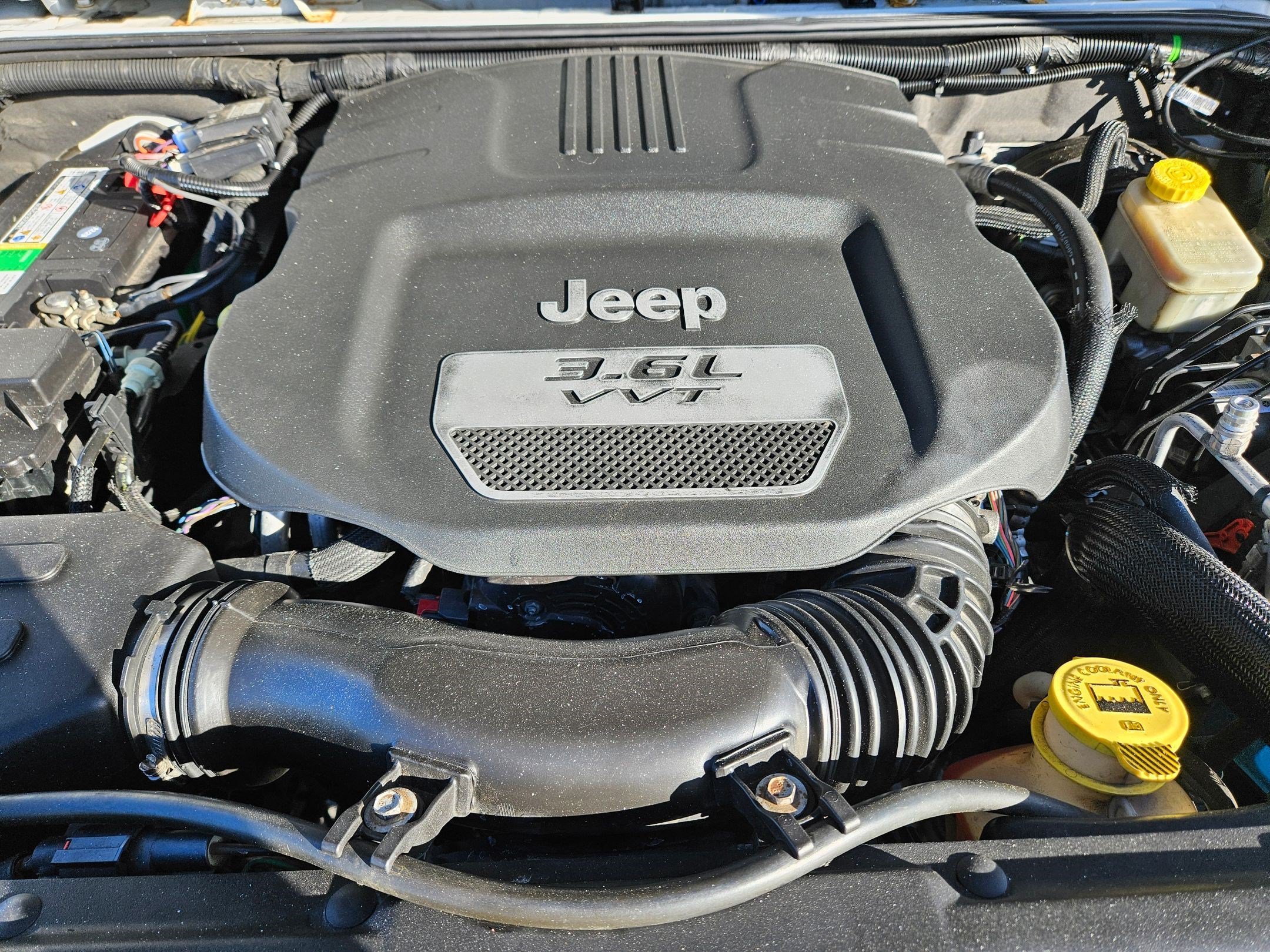 Used 2013 Bright White Clearcoat Jeep Sahara image 33