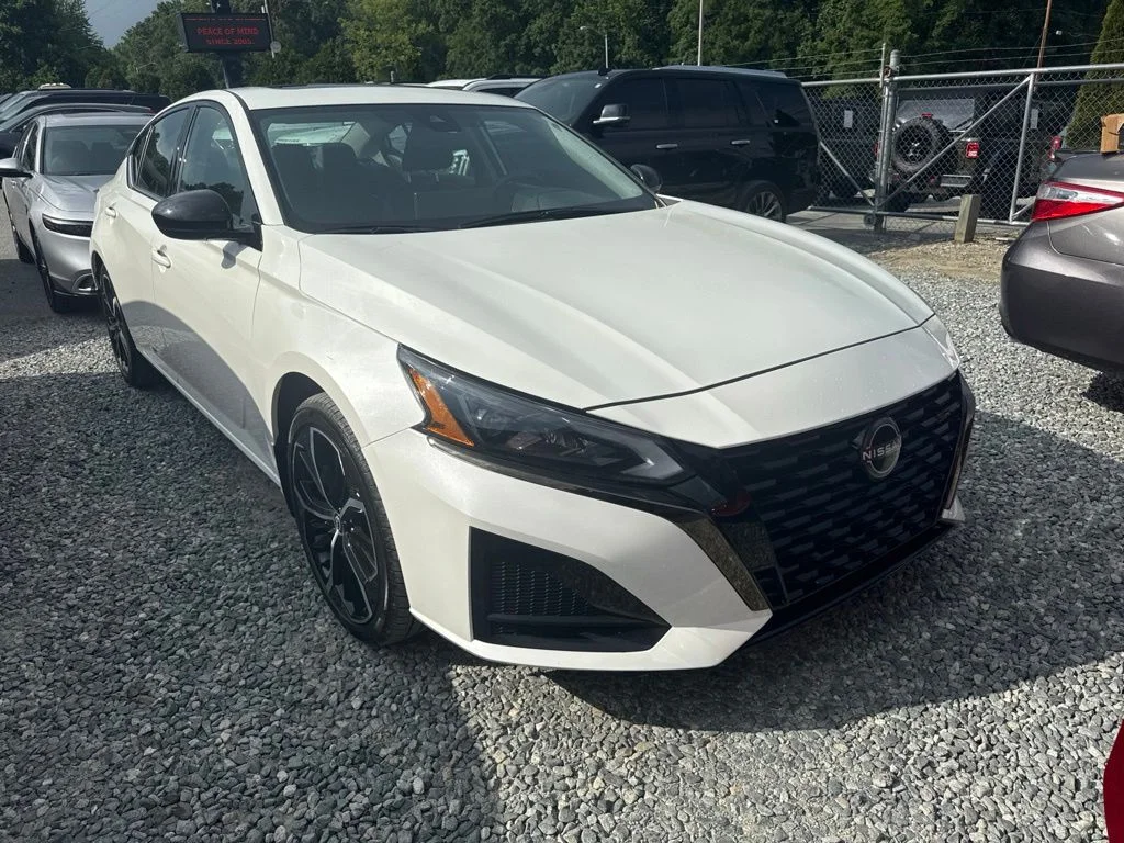 Used 2023 White Nissan 2.5 SR image 2