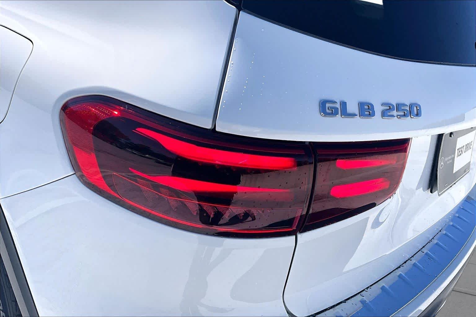 Used 2025 Polar White Mercedes-Benz GLB 250 image 28