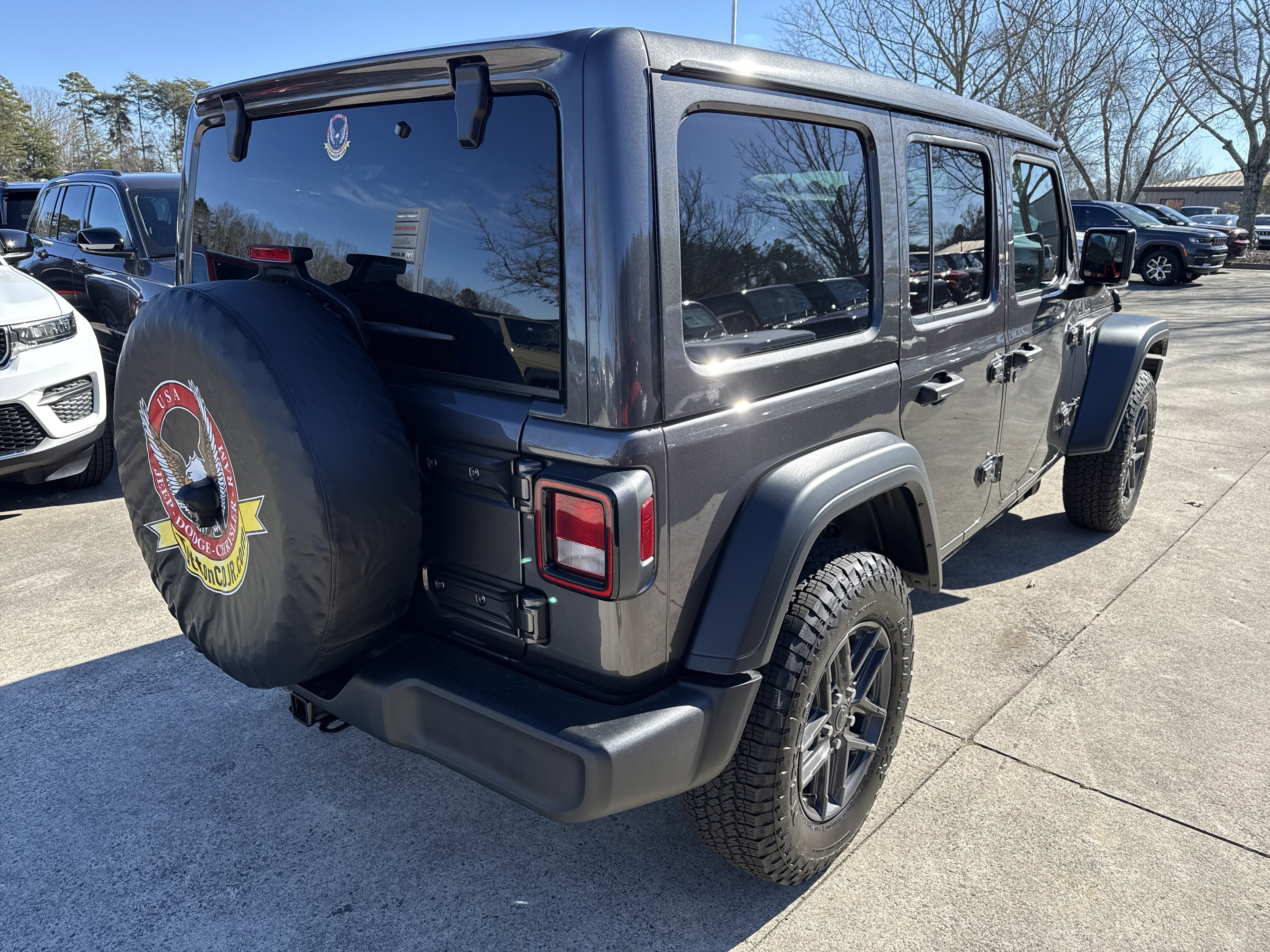 New 2026 Granite Crystal Metallic Clear-Coat Exterior Paint Jeep Sport S image 7