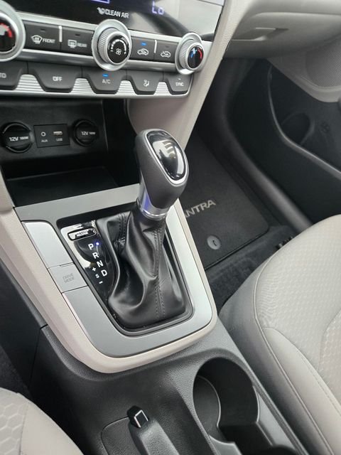 Used 2020 Blue Hyundai SE image 13