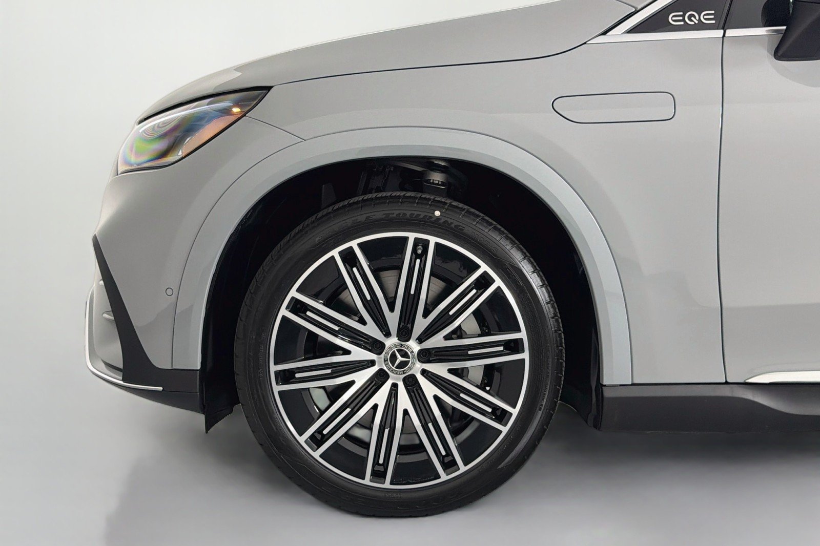 New 2027 MANUFAKTUR Alpine Grey Mercedes-Benz EQE 320+ SUV image 9