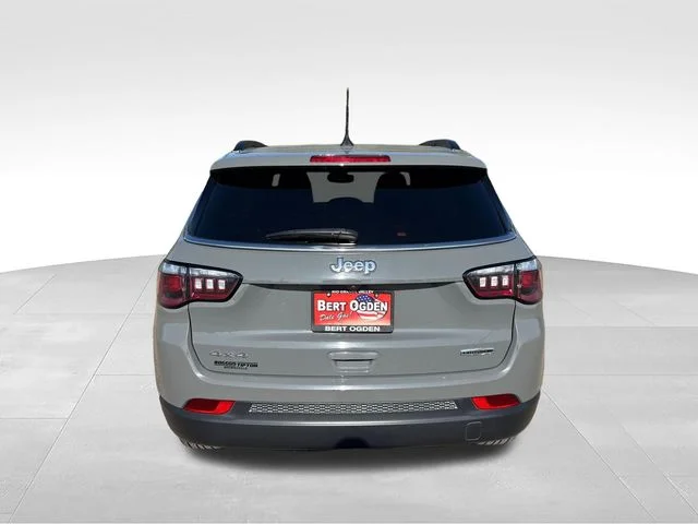 Used 2023 Gray Jeep Latitude Lux image 6