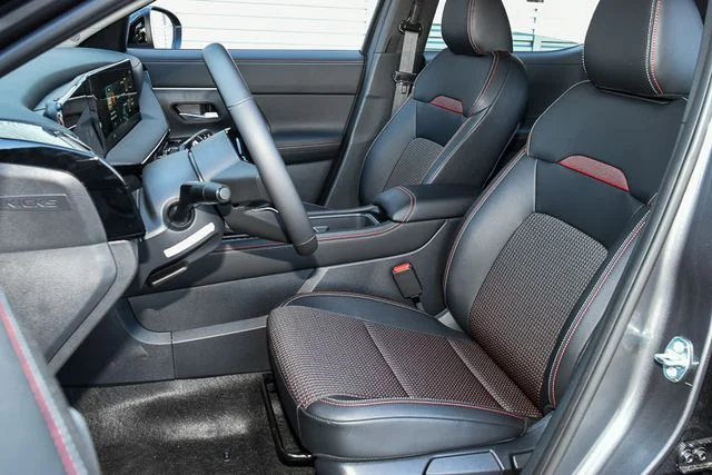 New 2026 Gun Metallic / Scarlet Ember Tintcoat Two-tone Nissan SR image 17