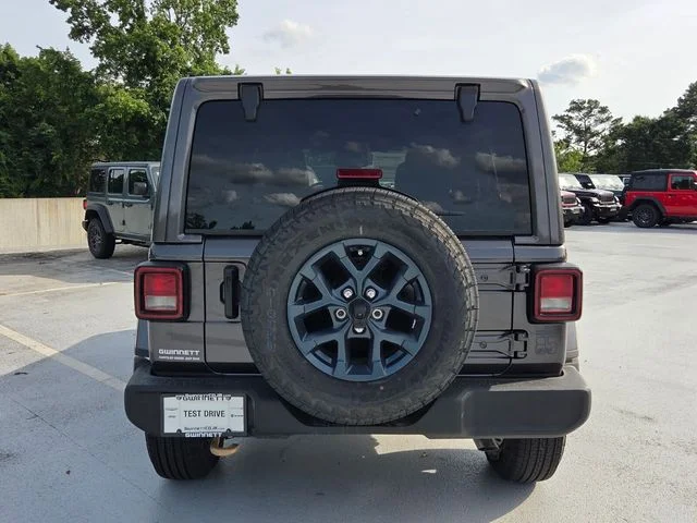 New 2026 Granite Crystal Metallic Clear-Coat Exterior Paint Jeep  image 7