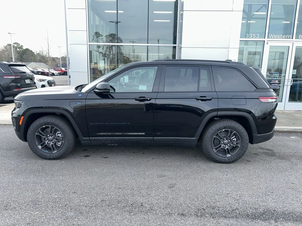 New 2024 Diamond Black Crystal Pearl-Coat Exterior Paint Jeep Trailhawk 4xe image 3