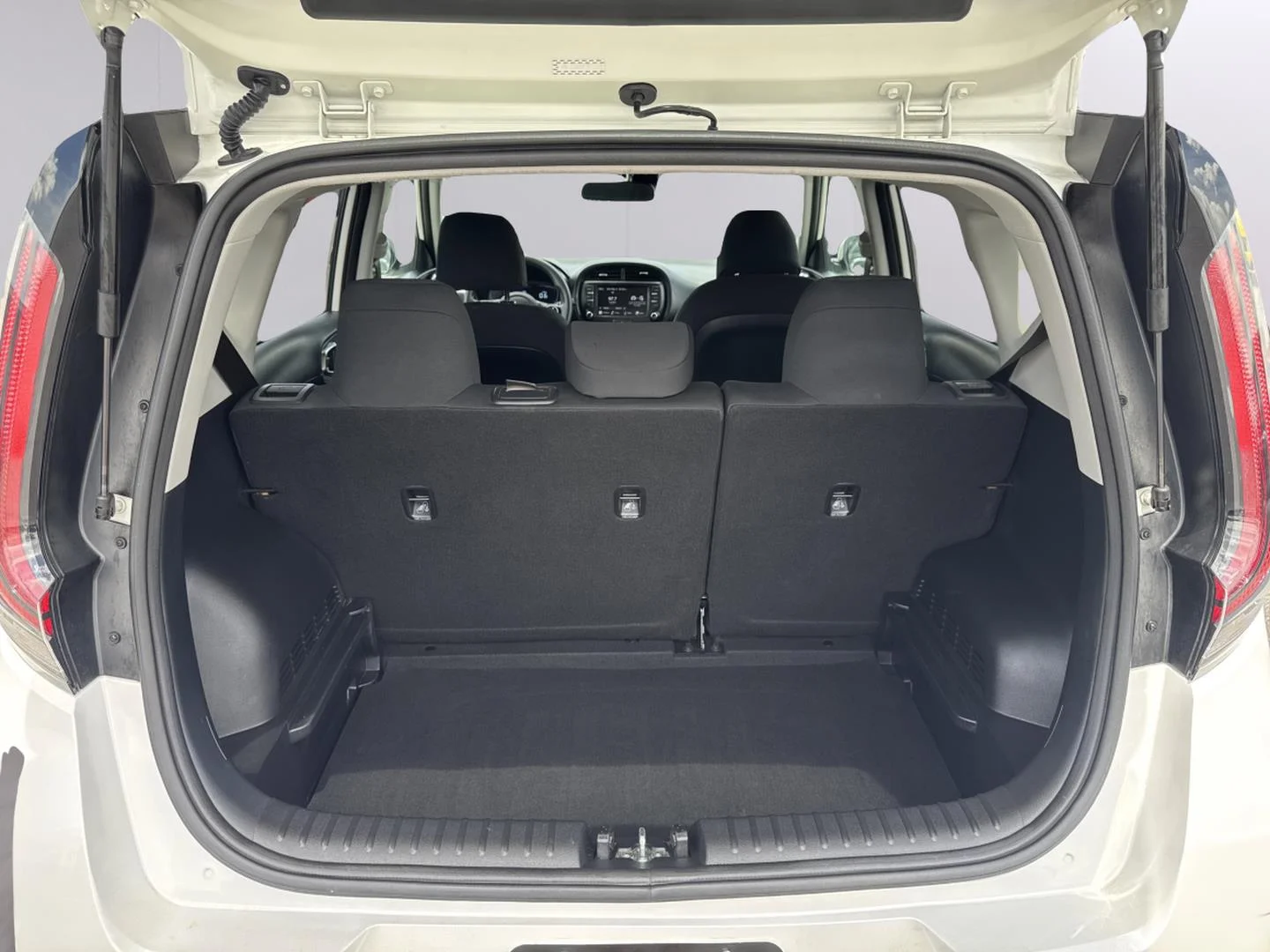 Used 2023 Snow White Pearl Kia LX image 31