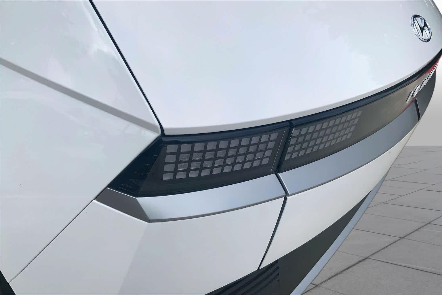 Used 2024 Atlas White Hyundai SEL image 27