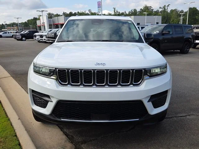 Used 2023 White Jeep Laredo image 2