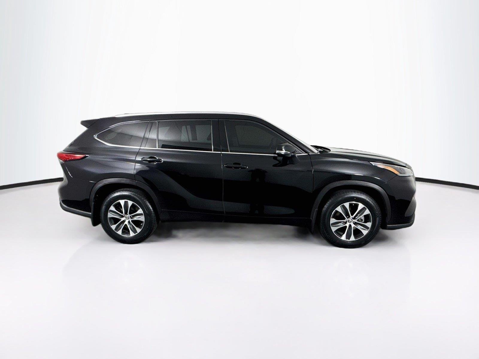 Used 2021 Midnight Black Metallic Toyota XLE image 10