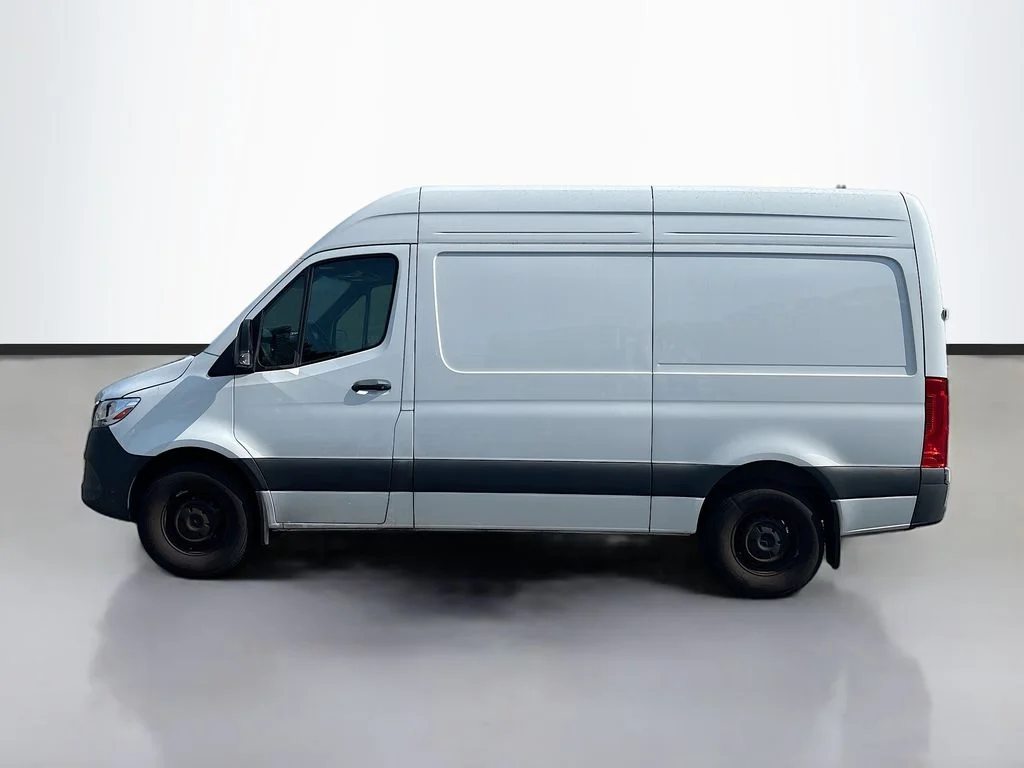 Used 2024  Mercedes-Benz Cargo 144 WB image 6