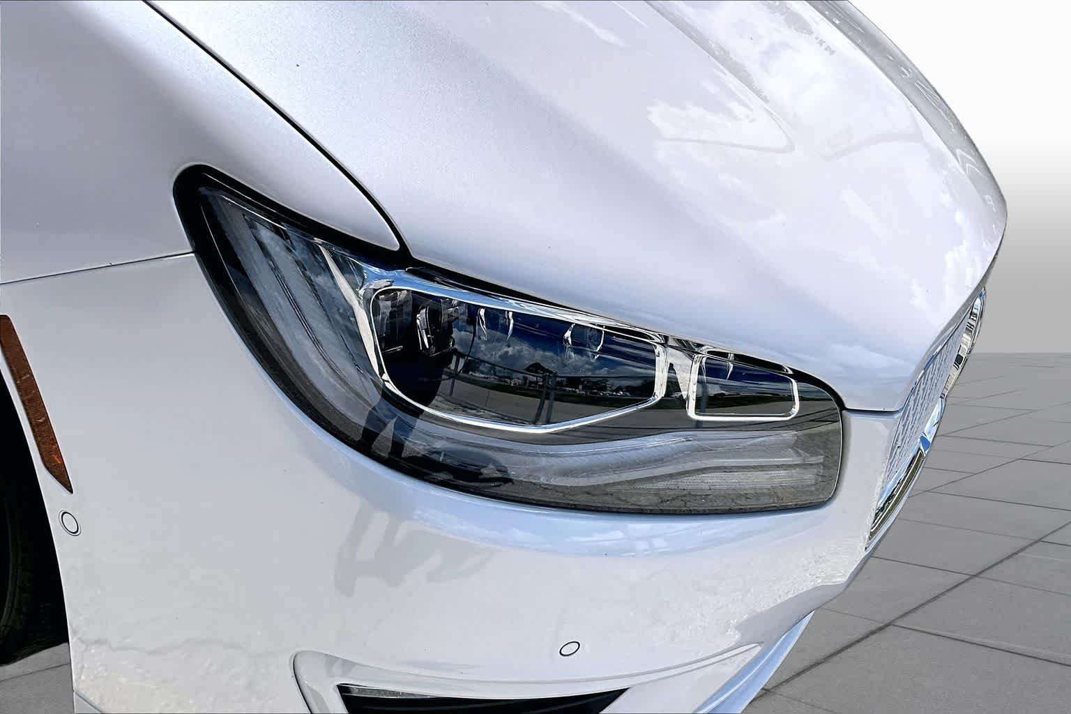 Used 2020 White Platinum Metallic Tri-Coat Lincoln Reserve image 28
