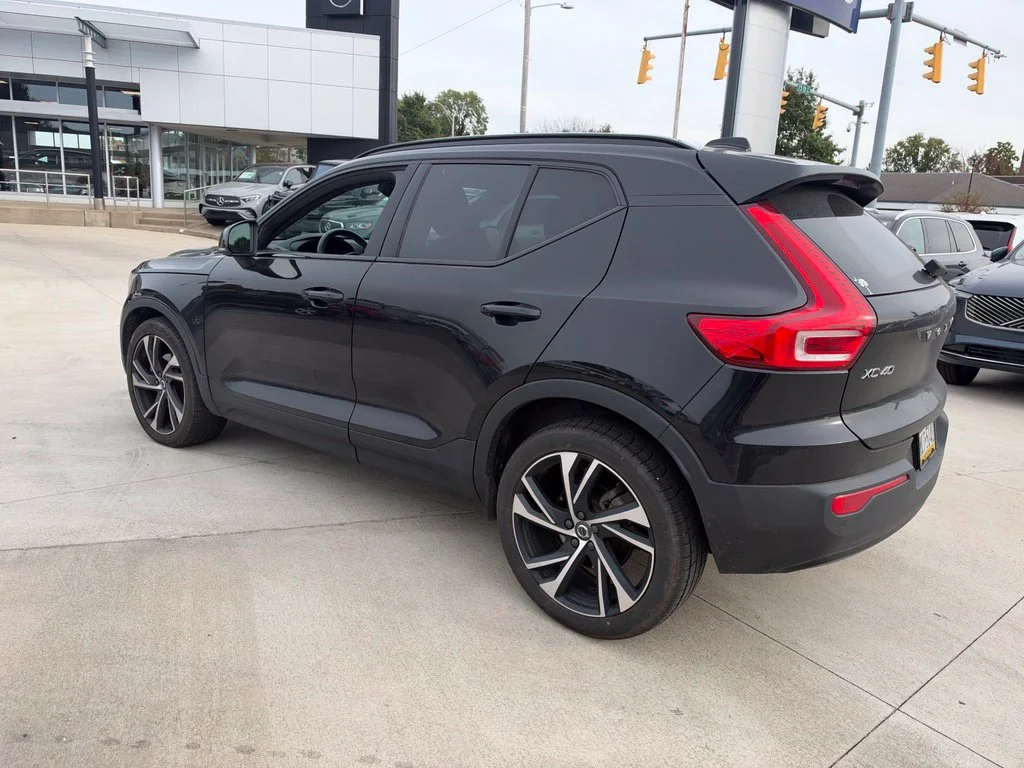 Used 2021 Black Volvo R-Design image 6