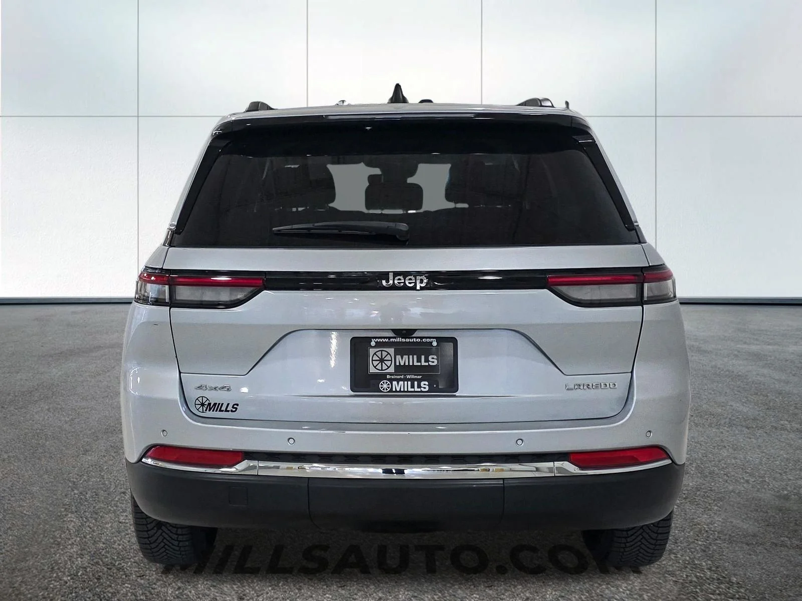 Used 2023 Silver Jeep Laredo image 6