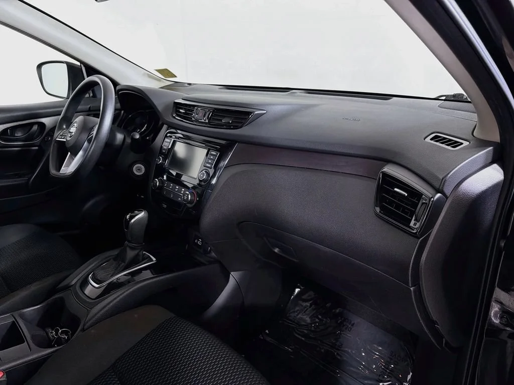 Used 2021  Nissan S image 25