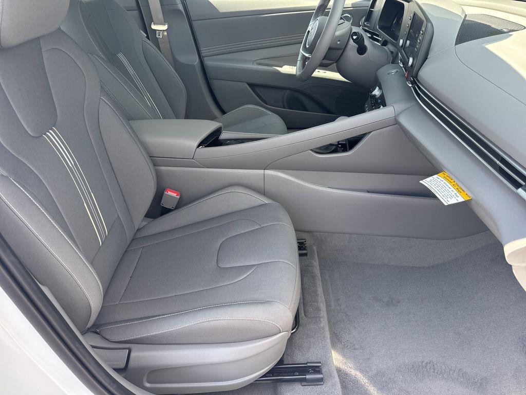 New 2026 White Hyundai SEL Sport Premium image 12