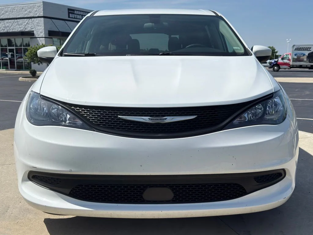 Used 2022 Bright White Clearcoat Chrysler LX image 2
