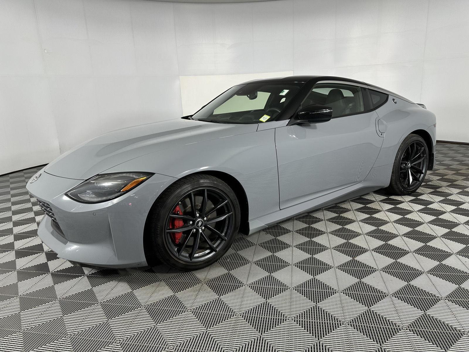 Used 2024 Boulder Gray/Super Black Nissan Performance image 3