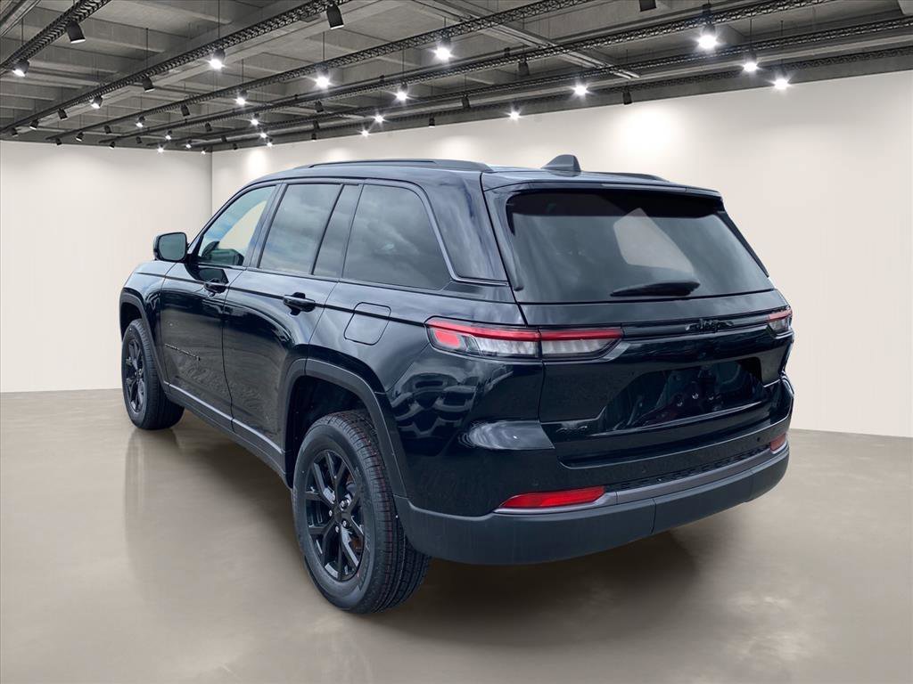 New 2026 Diamond Black Crystal Pearl-Coat Exterior Paint Jeep Altitude image 3