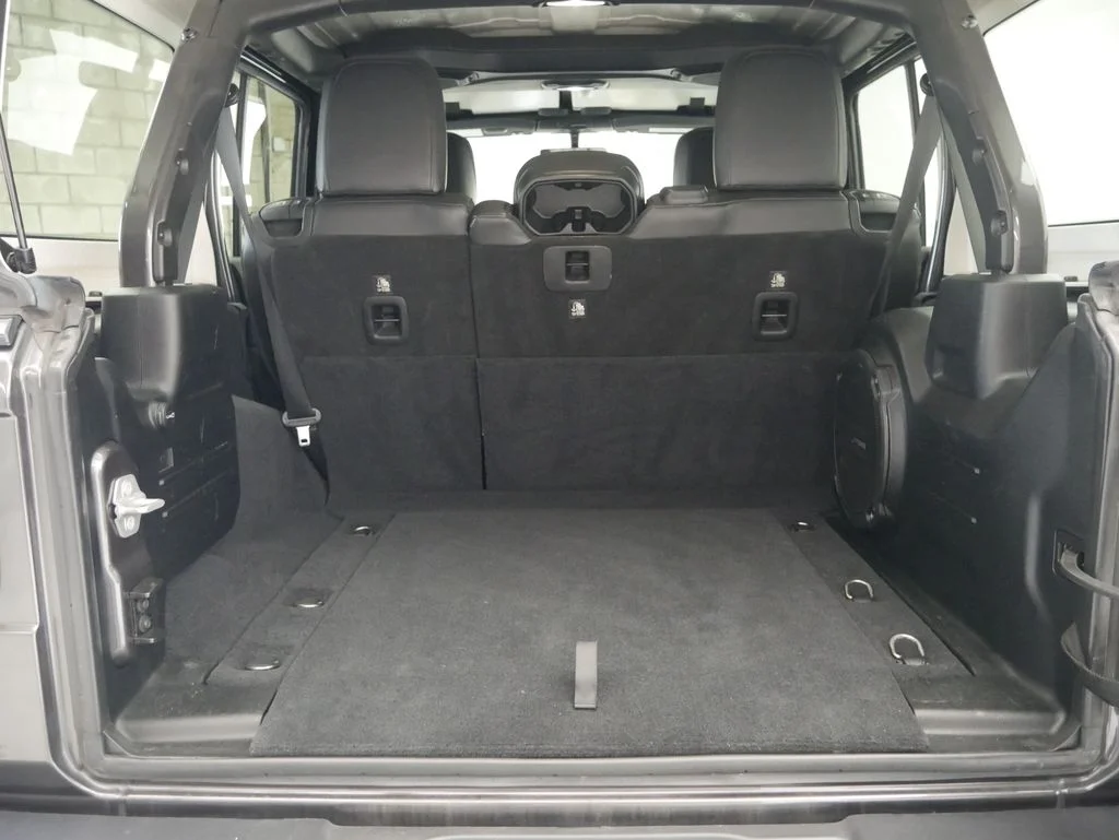 Used 2018 Crystal Metallic Jeep Unlimited Sahara image 20