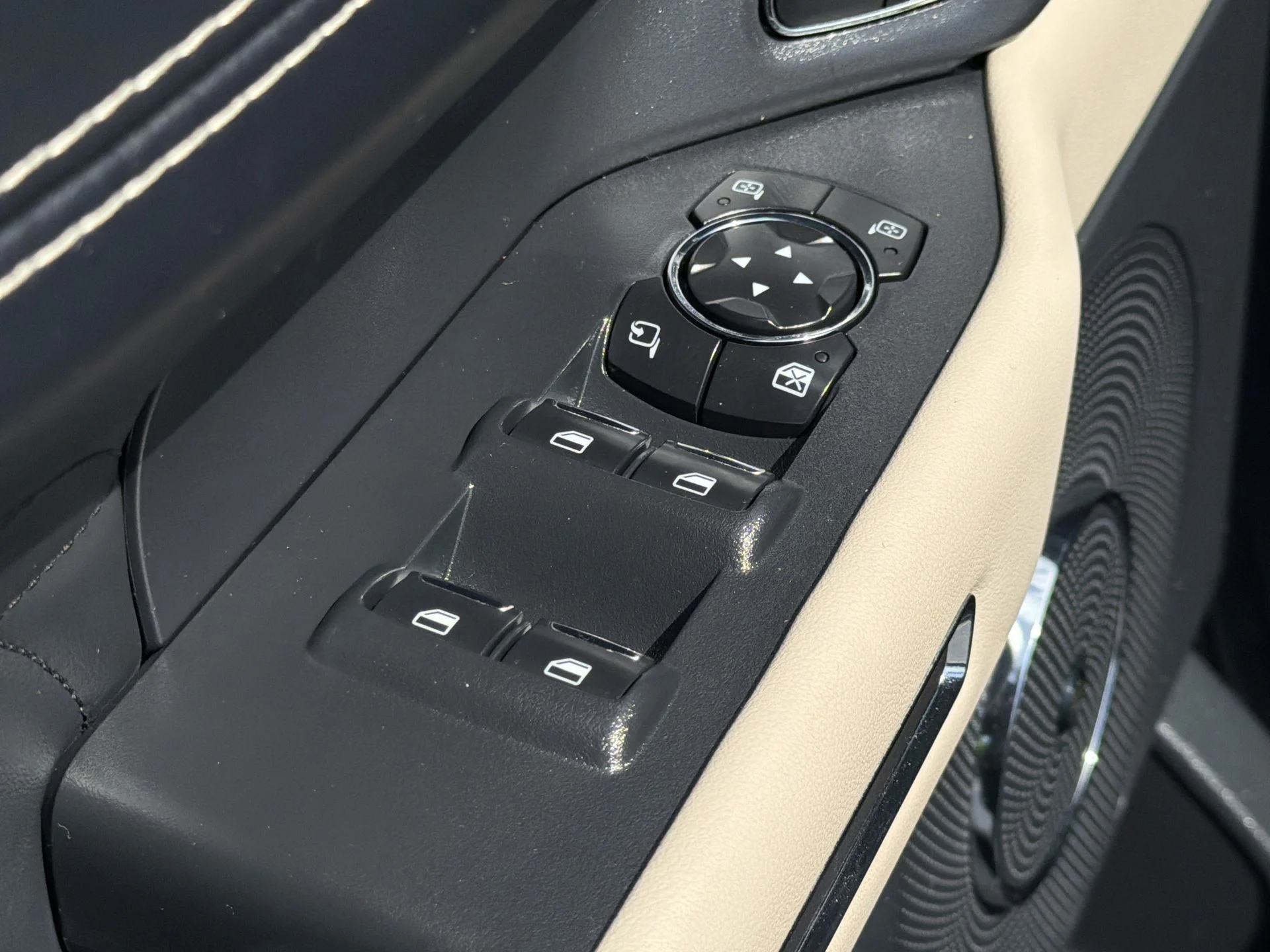 Used 2022 Black Metallic Ford Platinum image 35