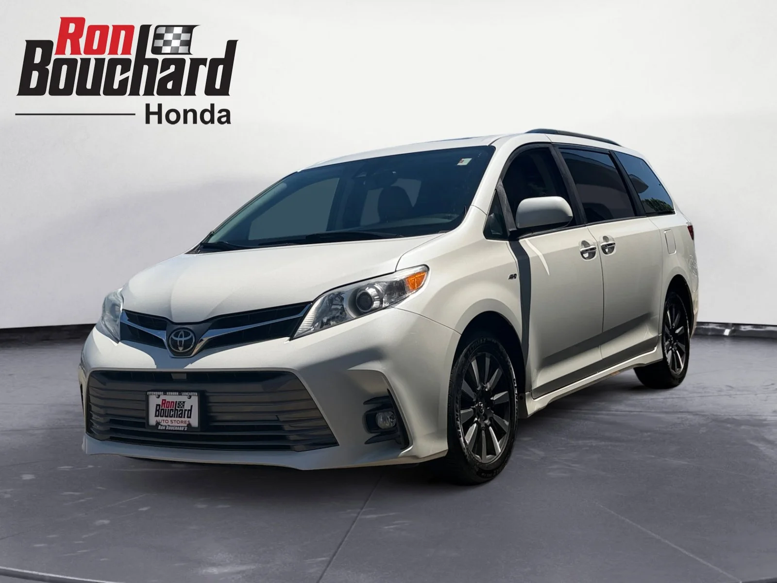 Used 2018 Super White Toyota XLE Premium image 5