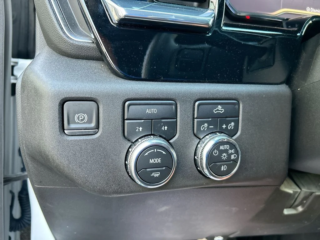 Used 2024 White GMC Elevation image 24