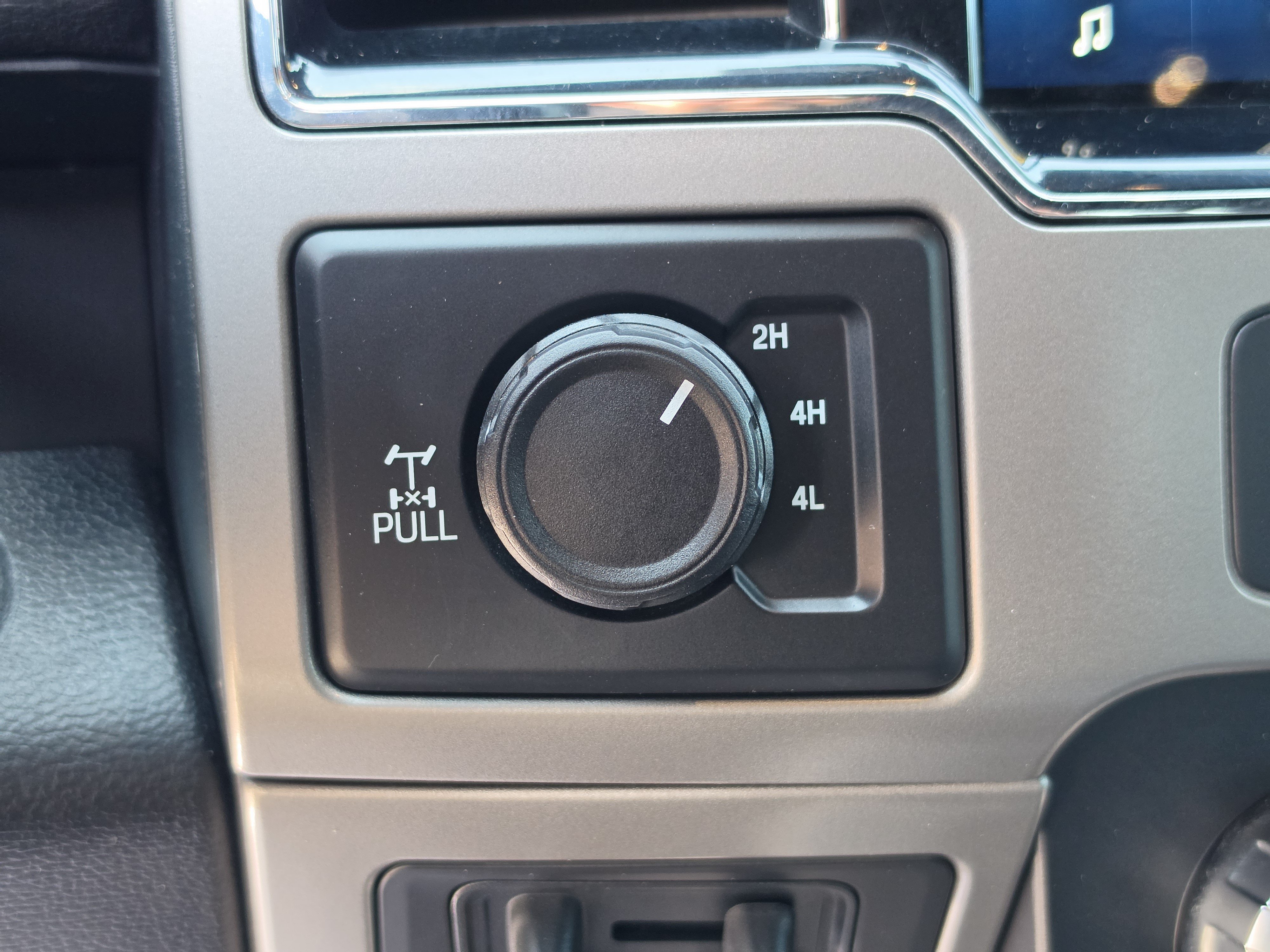 Used 2022 Black Metallic Ford LARIAT image 33