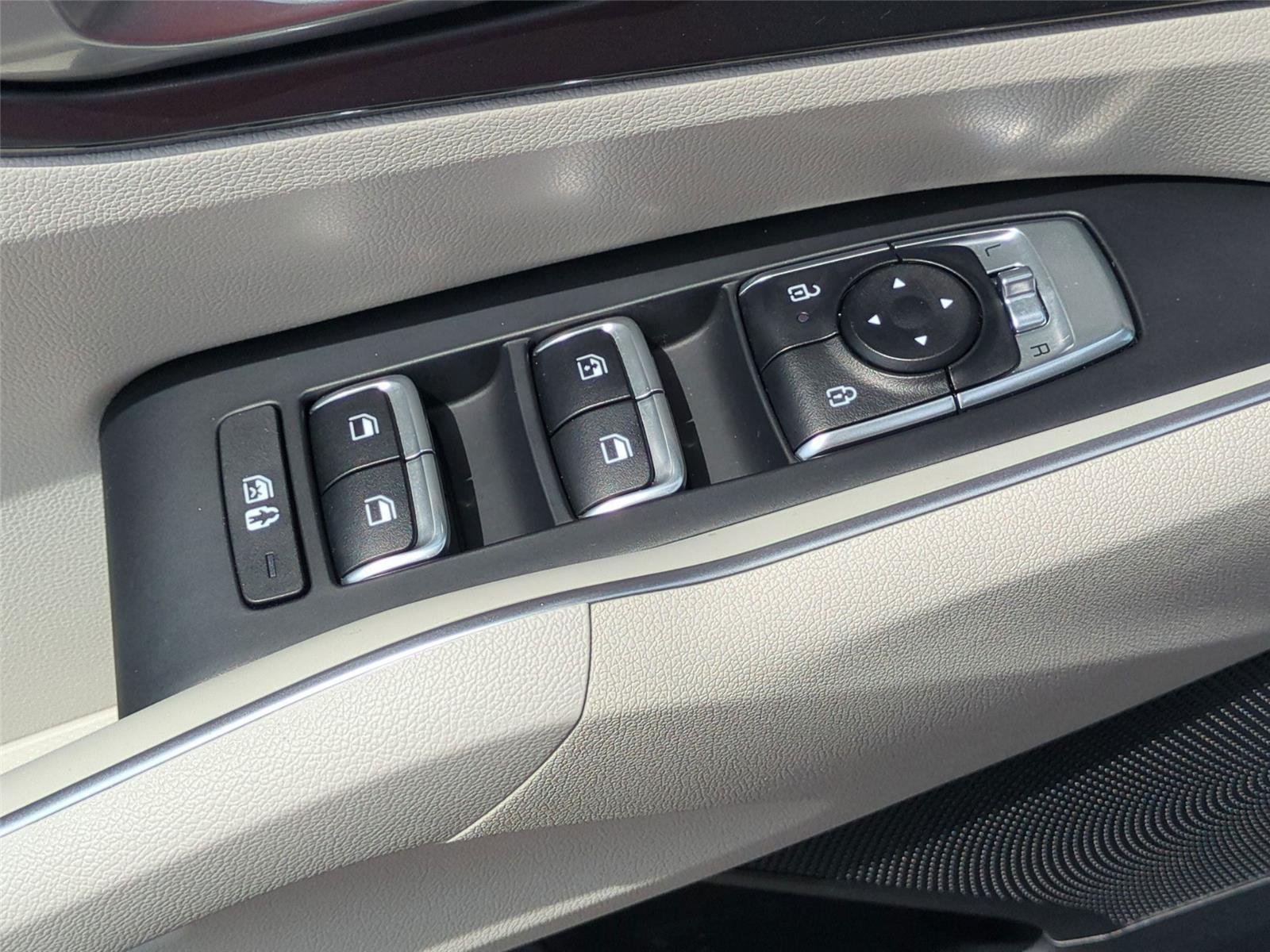 Used 2025 Glacial White Pearl Kia S image 28