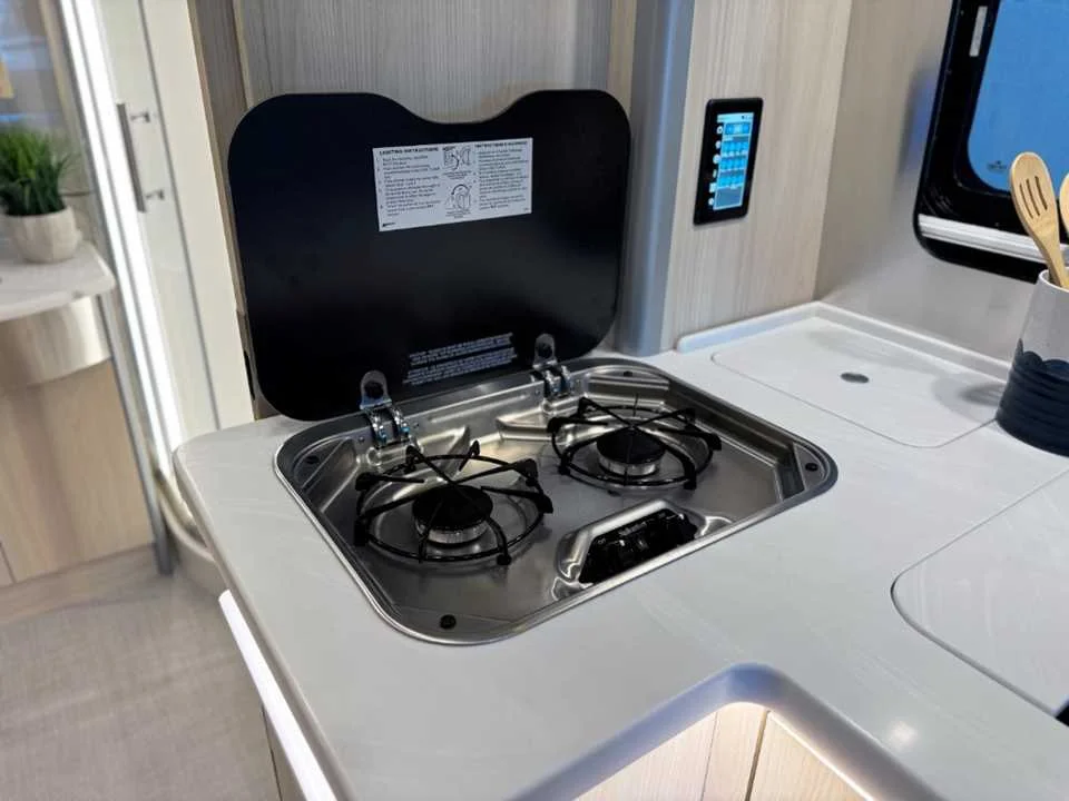 New 2025 Hightech Silver Premium Metallic AIRSTREAM  image 13