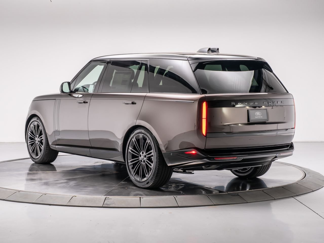 New 2026 Tourmaline Brown in Gloss finish Land Rover P400 SE 7 Seat image 3