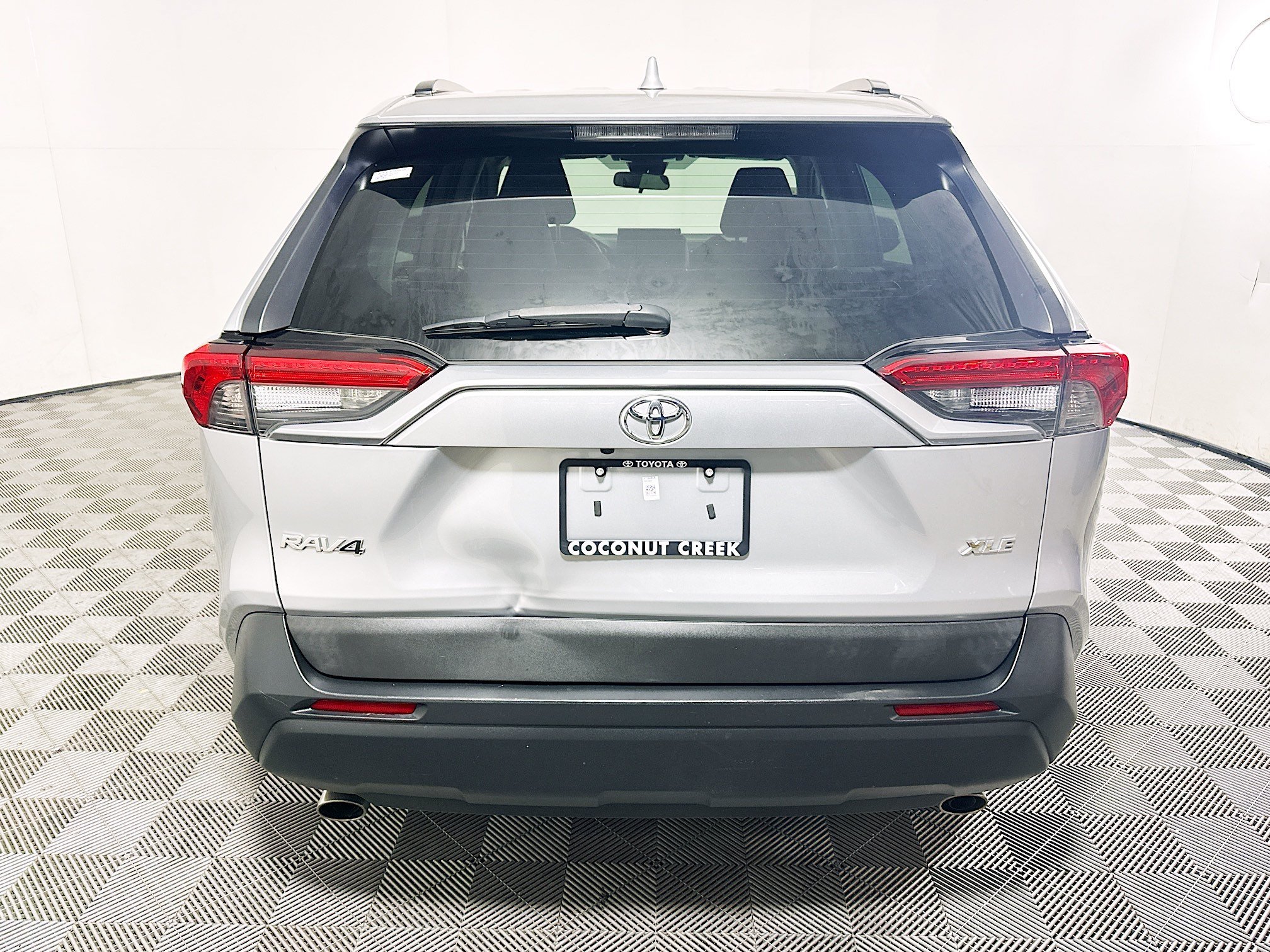 Used 2020 Silver Sky Metallic Toyota XLE image 4