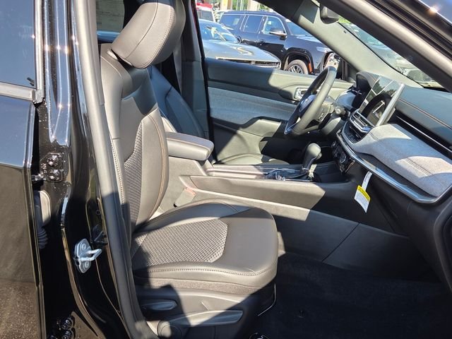 New 2026 Diamond Black Crystal Pearlcoat Jeep Latitude image 16