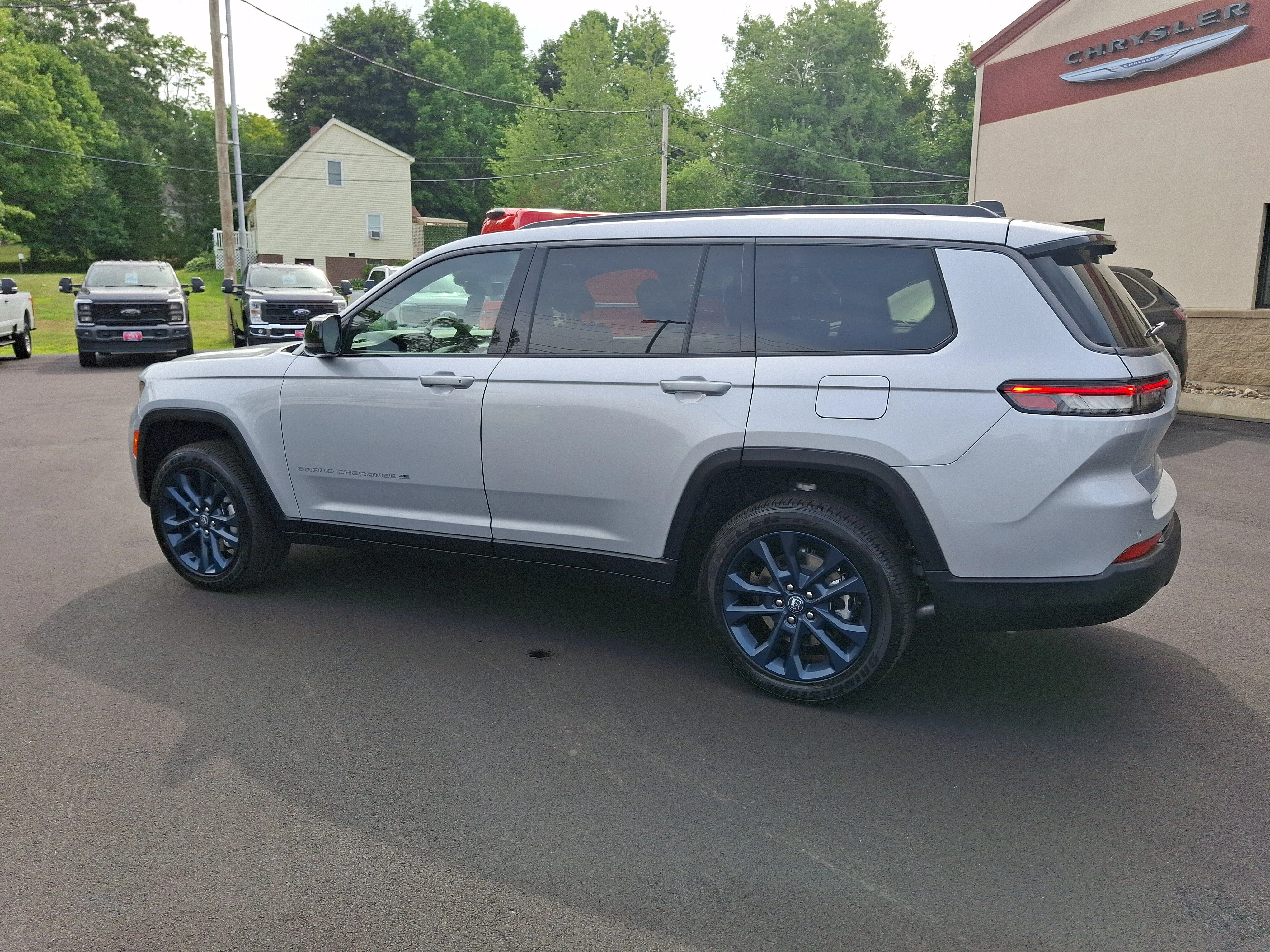 New 2026 Silver Zynith Exterior Paint Jeep 85th Anniversary Edition image 12