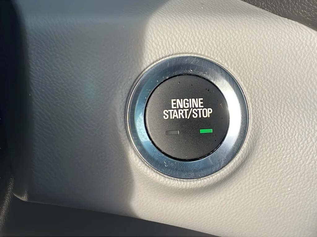 Used 2022 Silver GMC SLT image 28