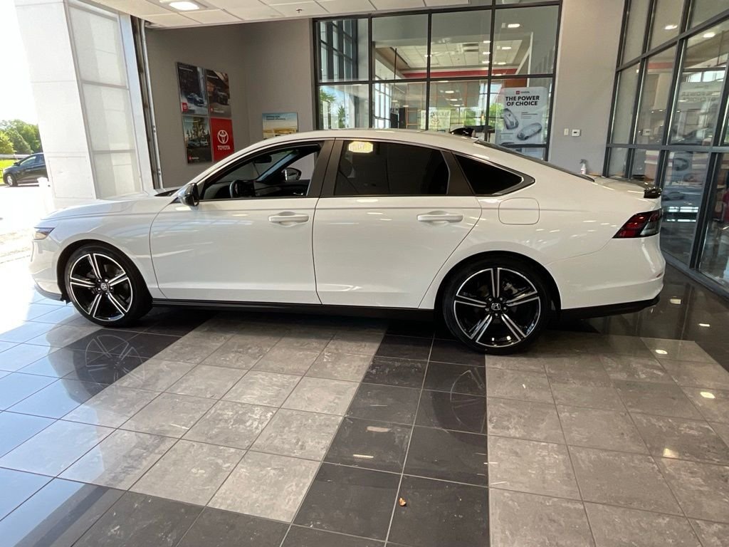 Used 2025 White Honda Sport image 4