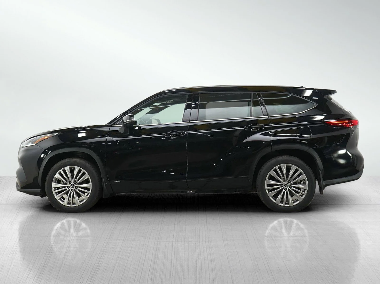 Used 2022 Toyota Highlander Hybrid Limited with VIN 5TDEBRCH9NS088993 for sale in Burnsville, Minnesota