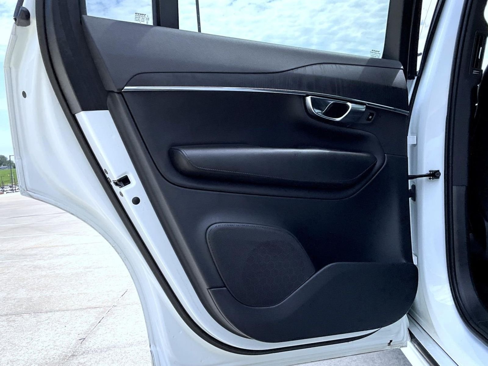Used 2020 White Volvo T5 Momentum image 23