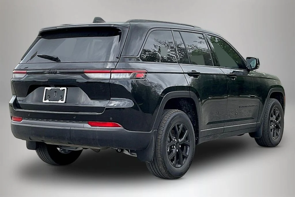 New 2026 Diamond Black Crystal Pearl-Coat Exterior Paint Jeep Altitude image 18