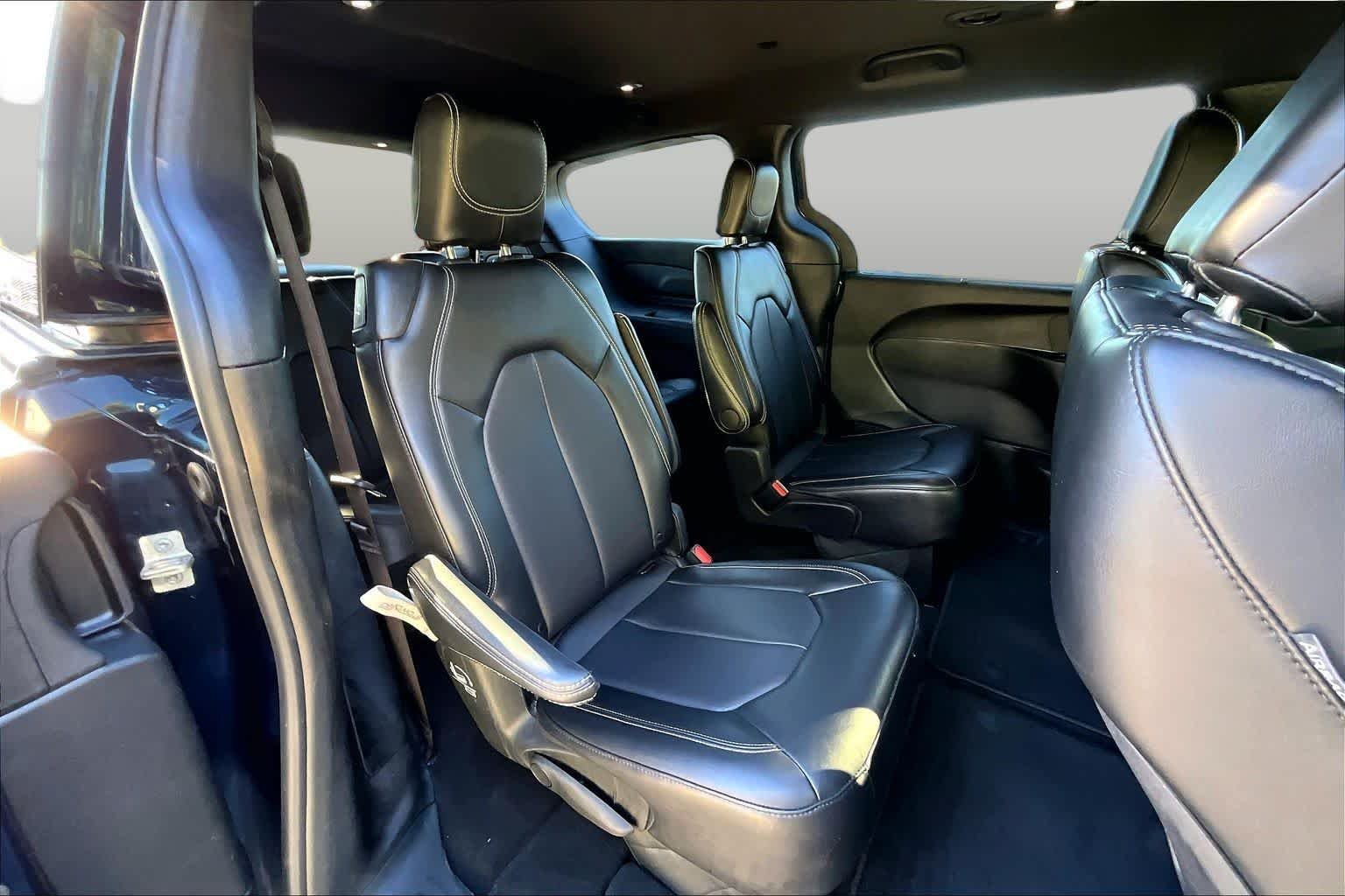 Used 2025 Fathom Blue Pearlcoat Chrysler Select image 20