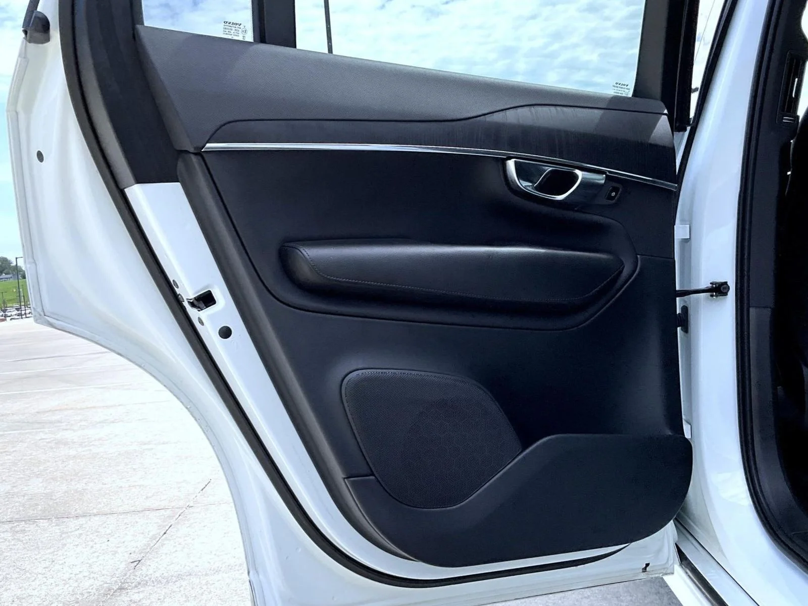 Used 2020 White Volvo T5 Momentum image 23