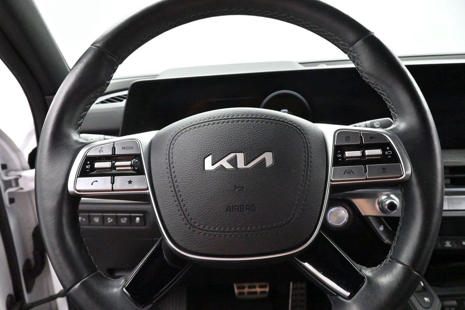 Used 2023 Glacial White Pearl Kia SX X-Line image 18