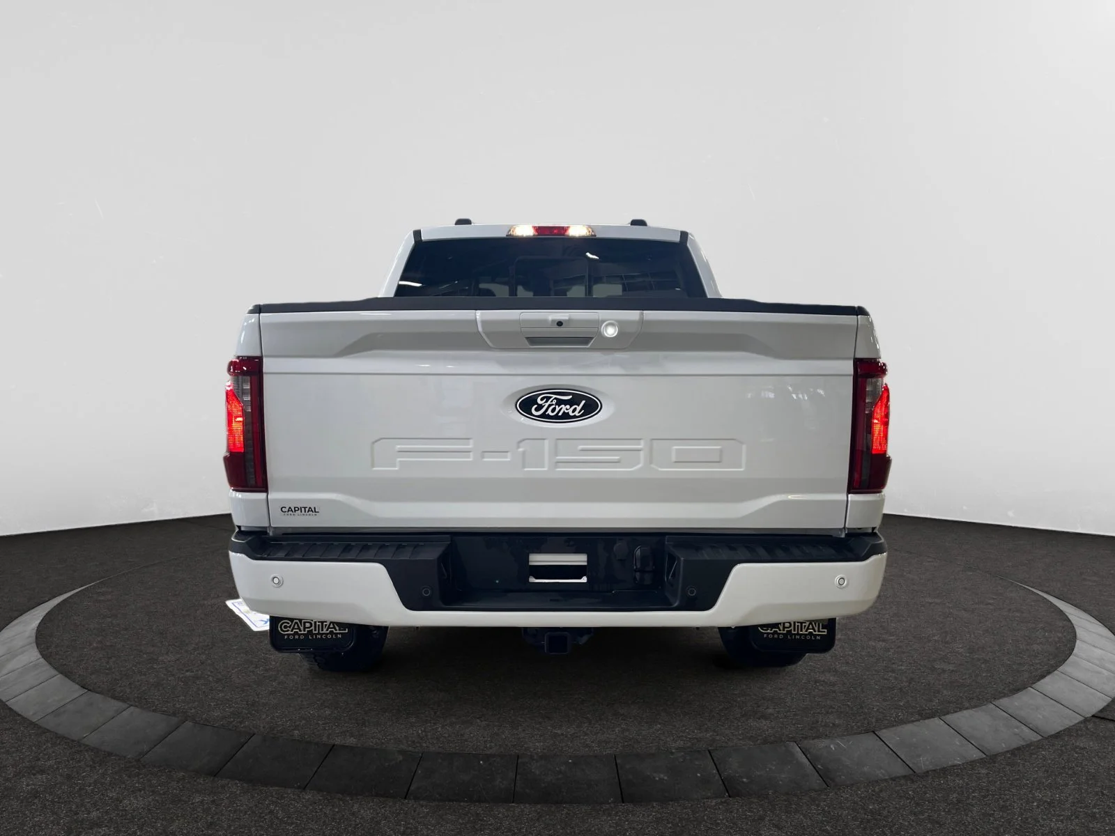New 2026 Oxford White Ford XLT image 4